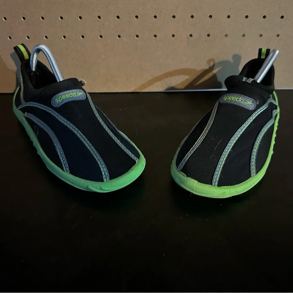 SLIP ON WATER SHOES SPEEDO Black w/LIME GREEN KIDS Med. Size 2/3